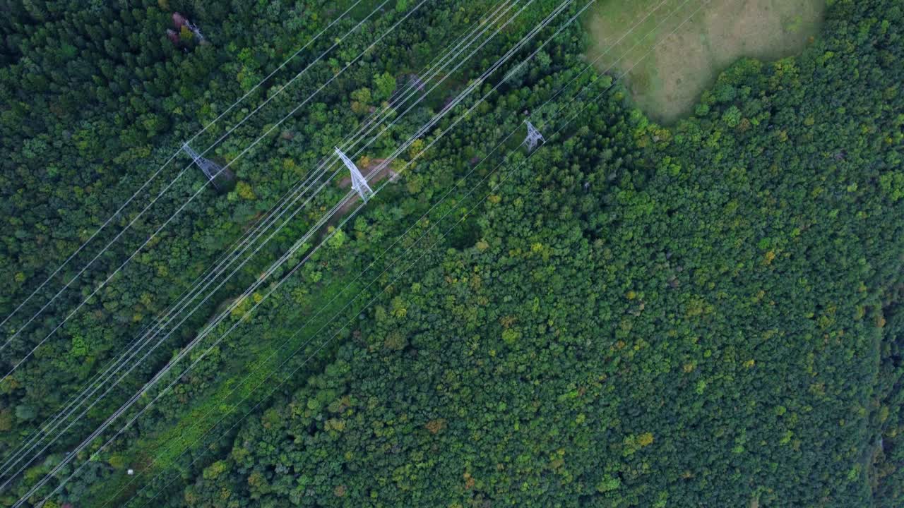 imágenes de drones de líneas eléctricas que se extienden sobre frondosos árboles verdes cerca de grenoble, francia, en la región de auvergne-rhône-alpes, en el sureste de francia
