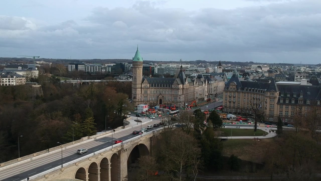 Ponte Adolphe com vista para a Place de Metz no início de dois mil e nove.