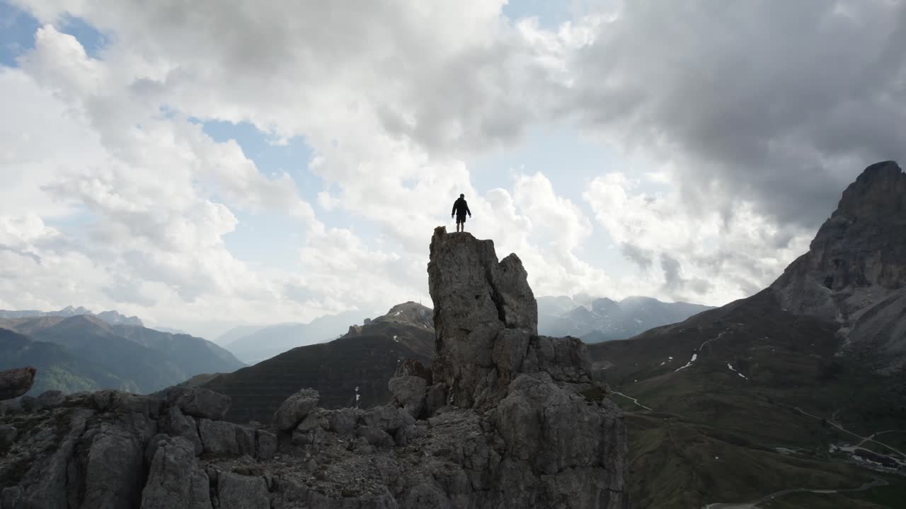 disparo de drones en órbita de una persona en la cima de la montaña en passo sella en val gardena italia