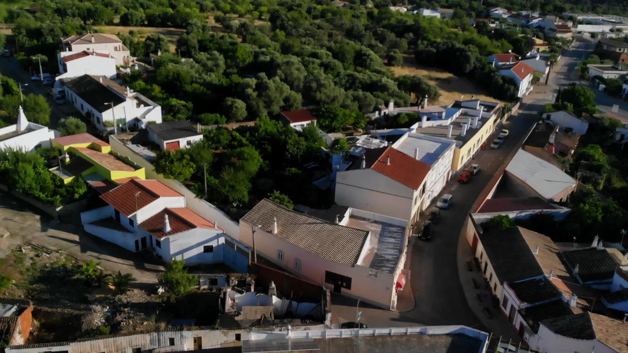 Ripresa con drone di alcuni edifici in un piccolo villaggio in Portogallo.