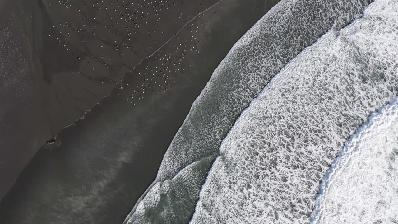 브루킹스 오리건 해안의 모래 해변에 부서지는 파도 4K 드론 영상