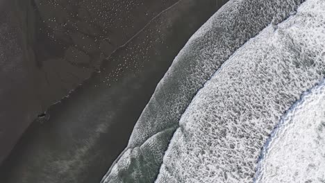 Imágenes-De-Drones-De-4k-De-Olas-Rompiendo-En-Una-Playa-De-Arena-En-La-Costa-De-Brookings-Oregon