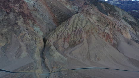 Luftaufnahme-Zieht-Sich-Zurück,-Enthüllt-Klippen,-Schluchtwände-Entlang-Des-Artist&#39;s-Drive-Im-Death-Valley,-Kalifornien