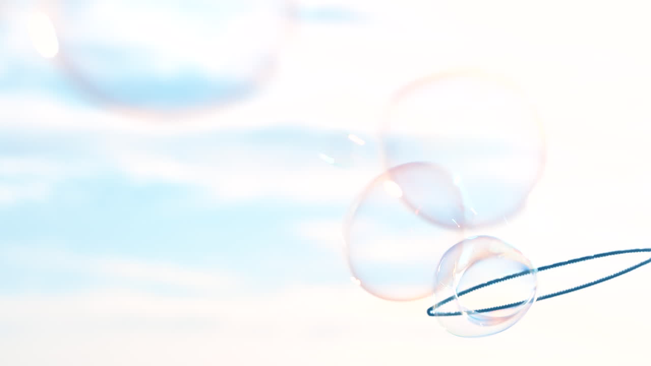 거품, 파란 하늘과 여성의 손으로 자유