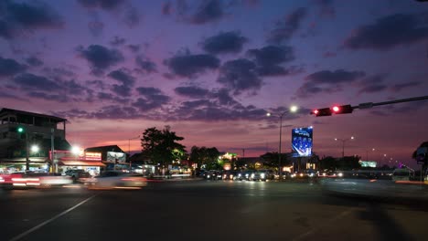 Semáforos-Sobre-La-Intersección-De-La-Ciudad-Asiática-Al-Atardecer