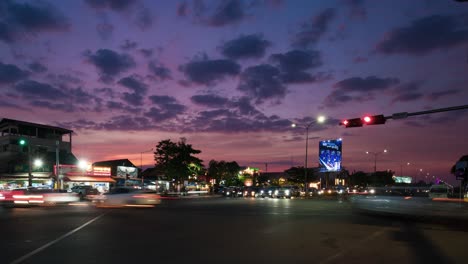 semáforos sobre la intersección de la ciudad asiática al atardecer