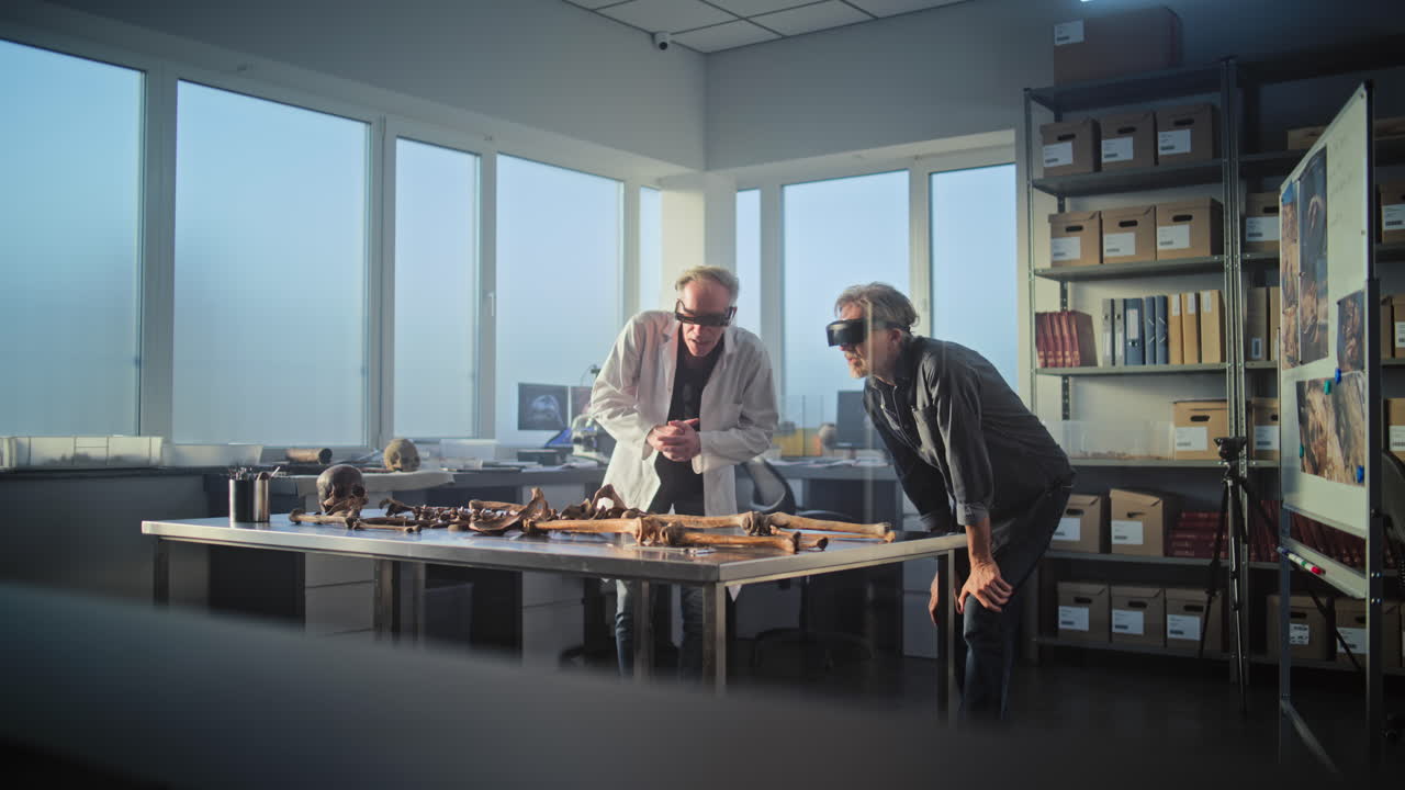 고고학적 유물을 연구하기 위해 vr 기술을 사용하는 과학자