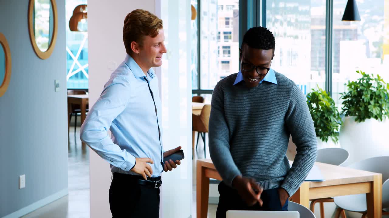 임원 들 이 회의 에서 서로 상호 작용 하는 것