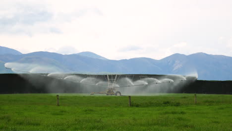 Máquina-De-Rociadores-De-Agua-En-Vastos-Campos-Agrícolas,-Vista-A-Distancia