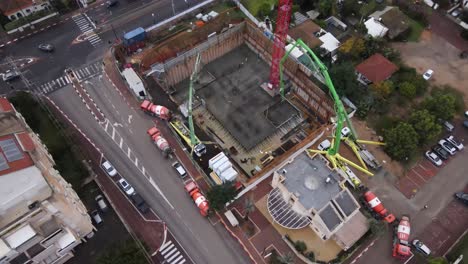 vista aérea de la hormigonera pasando por el sitio de construcción de carreteras de la ciudad, tel aviv, israel