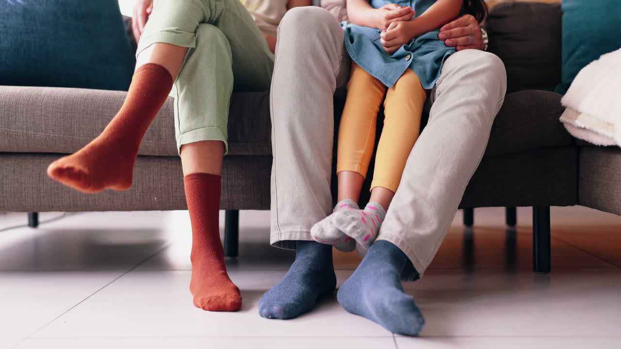 Famiglia che si rilassa sul divano