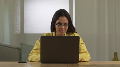 Mujer-Caucásica-Usando-Una-Computadora-Portátil