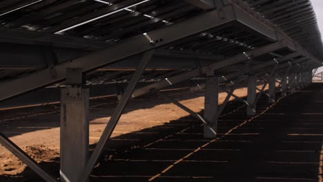 gran matriz de paneles solares en la estación de energía fotovoltaica en el desierto