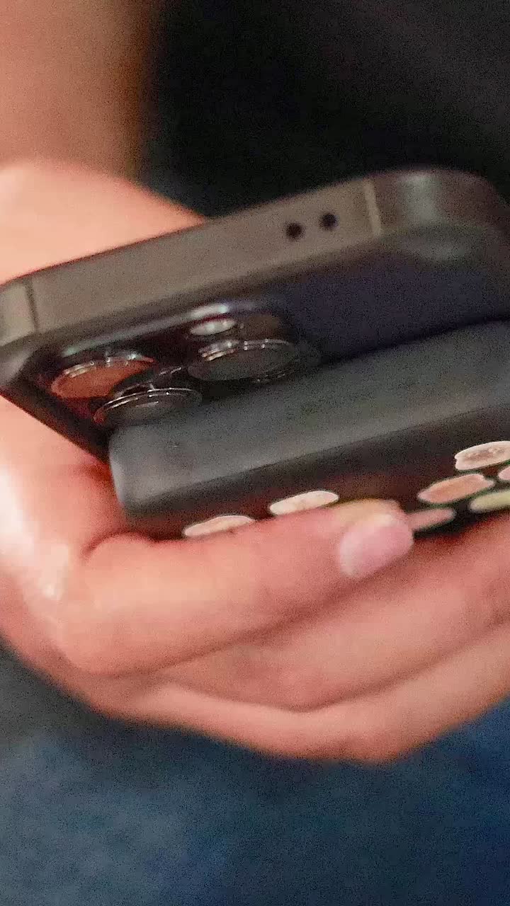 persona que utiliza un teléfono inteligente en un mercado flotante