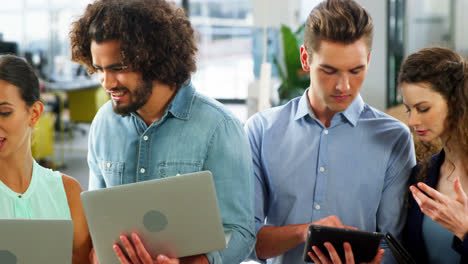 ejecutivos de empresas que utilizan portátiles, teléfonos móviles y tabletas digitales