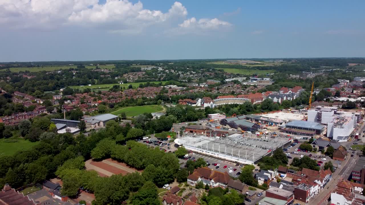 una toma aérea ascendente de un dron de 4k de un supermercado en canterbury
