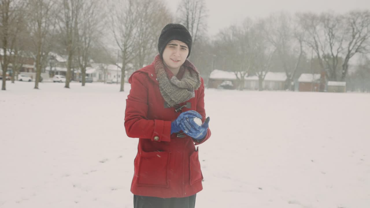 추운 겨울날 눈덩이를 들고 노는 여자 - 휴대용, 중간 샷