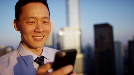 asesor de negocios asiático usando pantalla táctil en el techo