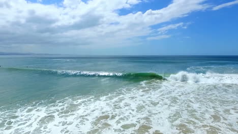 Wunderbare-Küste,-Wo-Die-Leute-Surfen