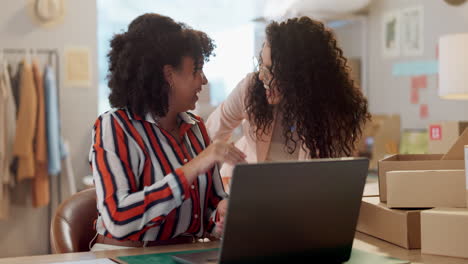 mujeres diseñadoras, high five y portátiles en el taller