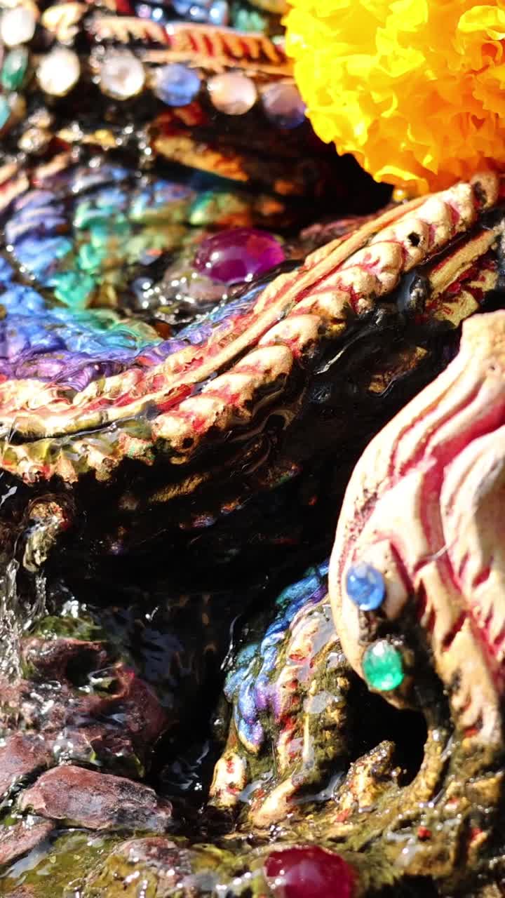 esferas de vidrio rodando por una fuente vibrante