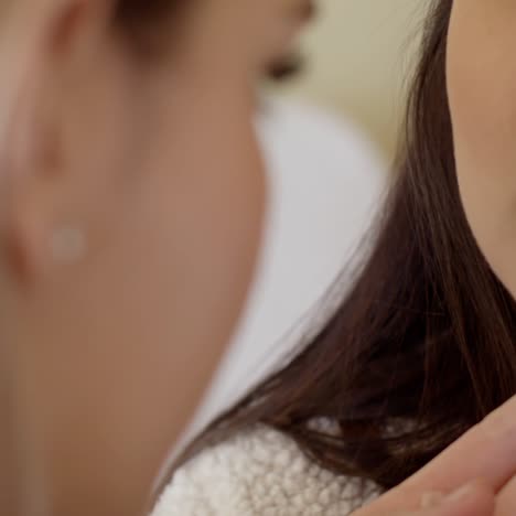 mujer seria maquillándose con delineador de labios