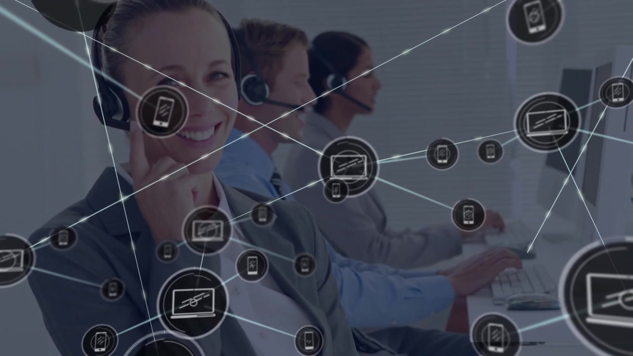Animazione di una rete di icone digitali su una donna caucasica felice che parla al telefono con auricolare in ufficio