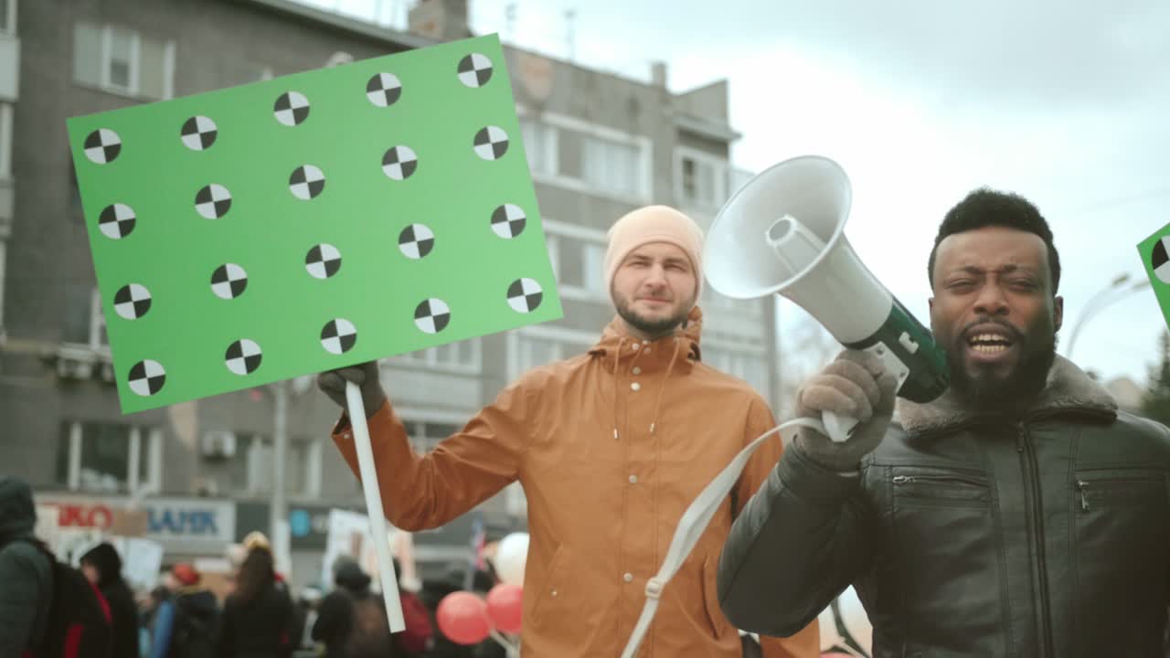 manifestación política por el asunto de las vidas negras. activistas con pancartas, megáfonos.