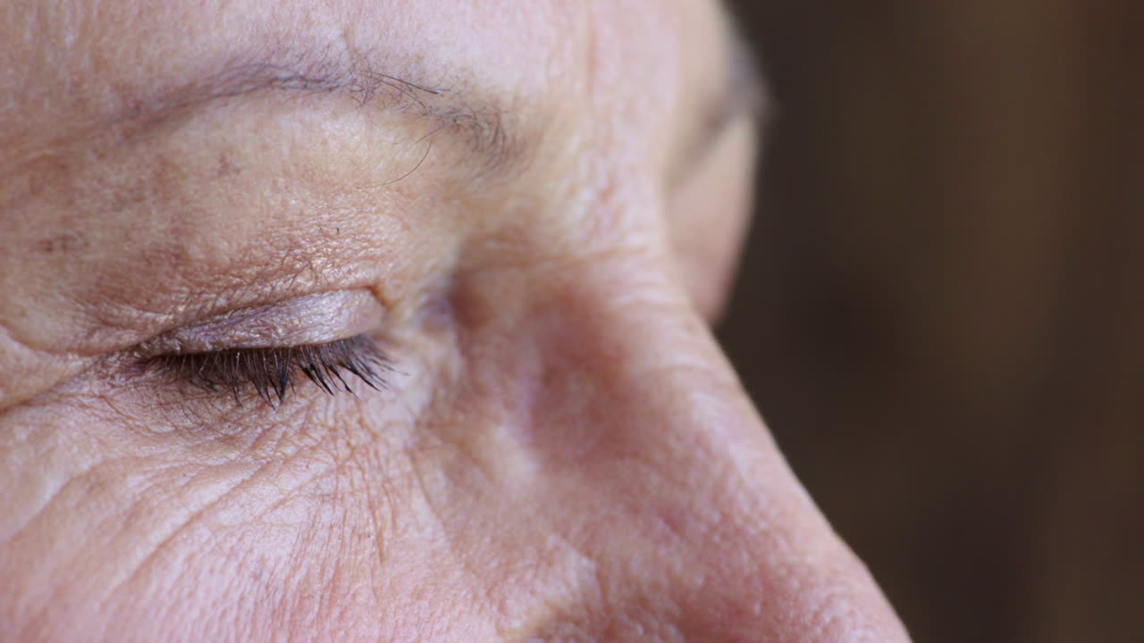 un profesional médico sorprendido y preocupado