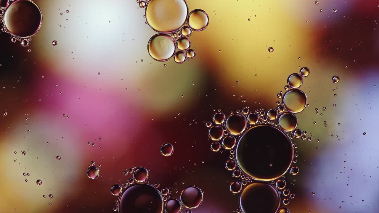 추상적인 다채로운 음식 기름 방울 거품과 구가 흐르고