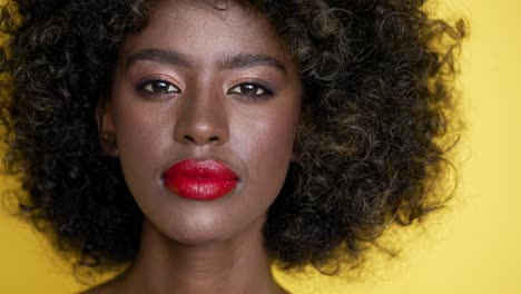 retrato de una mujer con cabello rizado y labios rojos