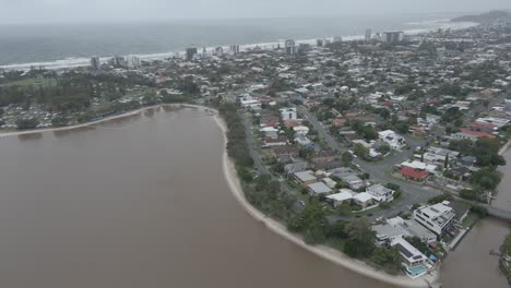 Aerial-View-Of-Palm-Beach-Coastal-Suburb---Murky-Water-Of-Tallebudgera-Creek-On-A-Gloomy-Day-In-QLD,-Australia
