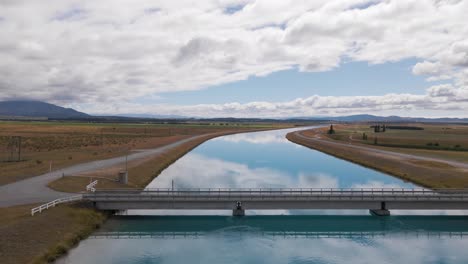 Wolkenspiegelung-Im-Kristallklaren-Wasser