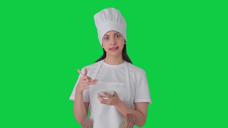 cocinera profesional india anotando la receta de la pantalla verde