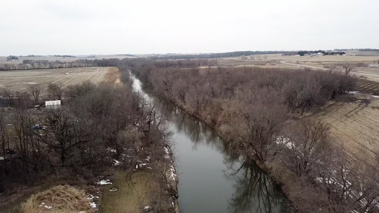 зимнее видео с беспилотного летательного аппарата реки скунс и богатых сельскохозяйственных угодий вокруг сельской местности линнвилл, штат айова