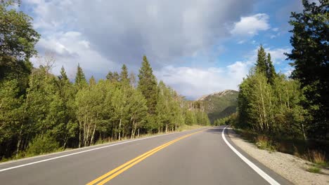 Imágenes-Pov-De-Conducción-En-Las-Montañas-Rocosas-De-Colorado