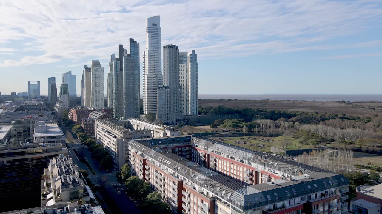 부에노스 아이레스의 현대적인 주거 및 비즈니스 지구가 있는 공중 도시 경관