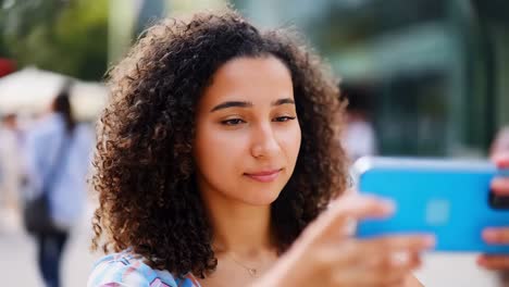 joven tomando una selfie en la ciudad