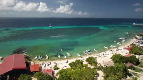 Los-Roques-Archipel-Mit-Kristallklarem-Wasser,-Festgemachten-Booten-Und-Farbenfrohen-Gebäuden,-Luftaufnahme