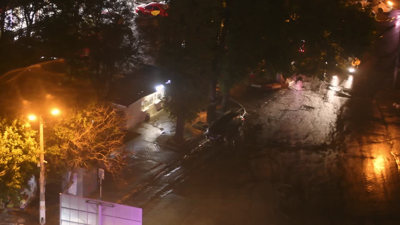 흐릿한 불빛, 거리 조명, 그리고 희귀한 자동차가 지나가는 비가 내린 후의 밤의 도시 풍경