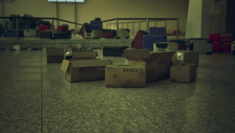 cajas de cartón vacías en un piso de azulejos