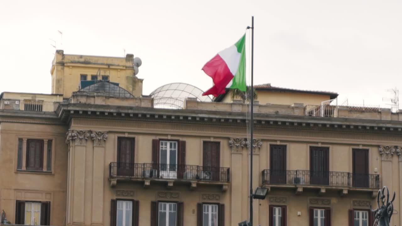 Bandiera italiana su edificio a Roma