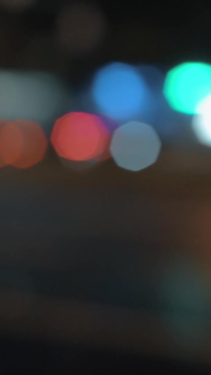 Sfocatura del traffico di auto di notte
