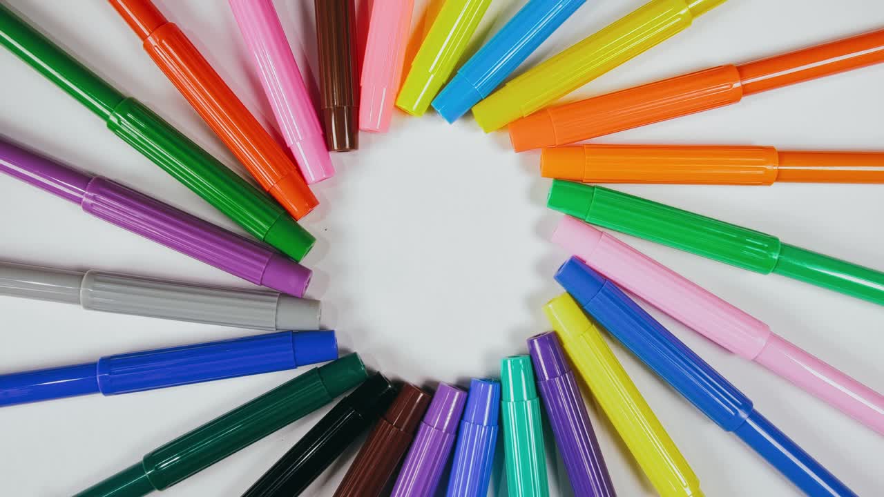 턴 테이블에 펜을 느다. 마커 스핀 회전. 회전, 패턴을 만들고, 디자인 모양 원을 만니다. 상단 뷰, 평평한 레이.