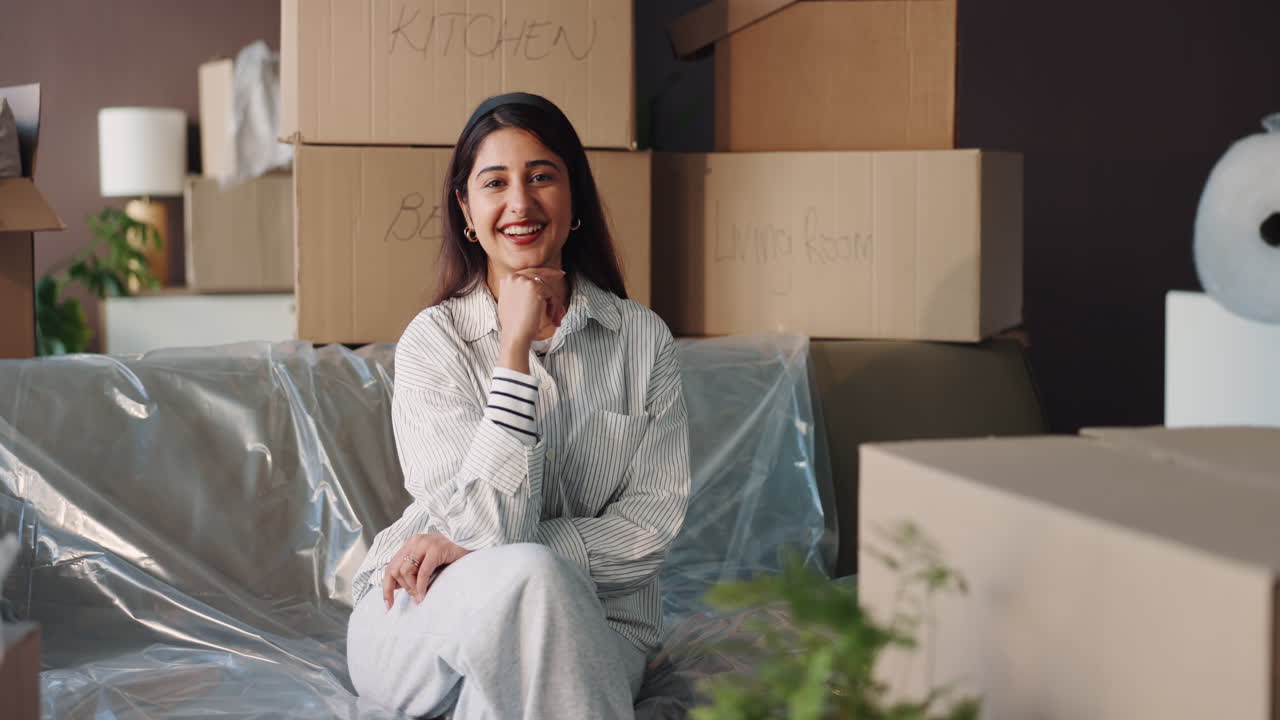 mujer mudándose a un nuevo hogar