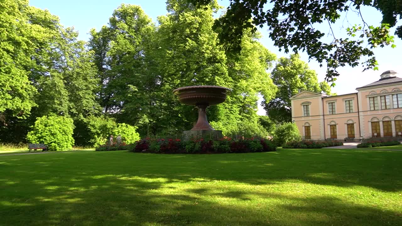 jarrón de pórfido en verano, una hermosa escultura en medio del parque rosendals en estocolmo, suecia