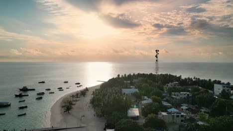 Estilo-De-Vida-Isleño-De-Maldivas-En-Fulidhoo-Al-Atardecer,-Aéreo