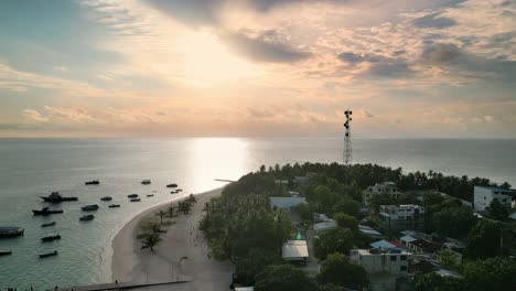 estilo de vida de la isla de maldivas en fulidhoo al atardecer, aérea