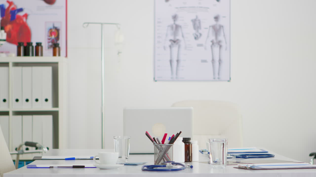 Sala riunioni medica senza nessuno all'interno.
