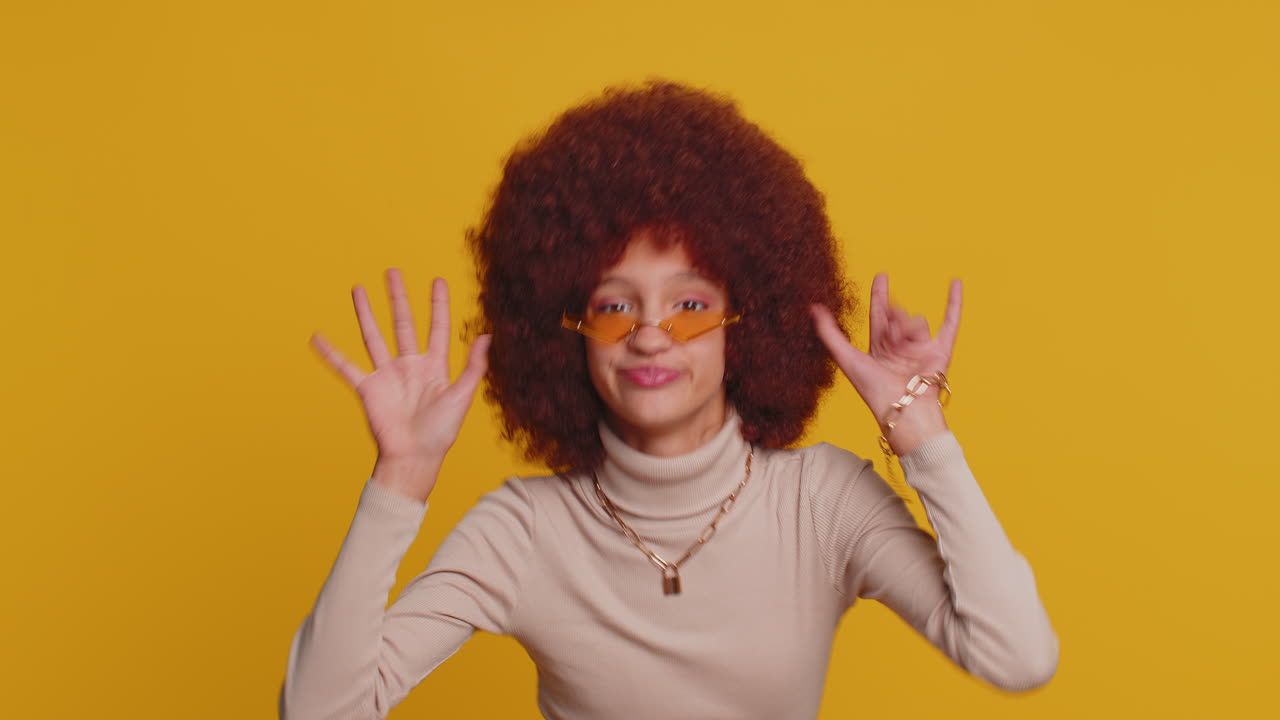 chica ofendida frustrada después de una pelea, ignora, no quiere comunicarse, hablar, mostrar la lengua